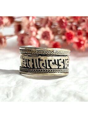 Silver Toned "Om Mani Padme Hum" Mantra - Nepalese Chunky Vintage Ring - sz 9